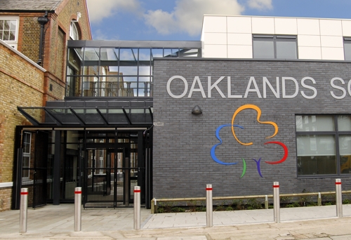 Kensingtno Free Standing Mono Pitch Installed at Oaklands Secondary School in London