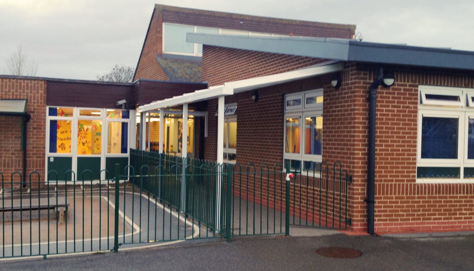 Thorngumbald Primary School – Wall Mounted Canopy